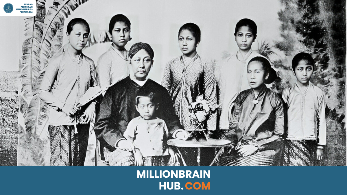 Potret studio Raden Ajeng Kartini dengan orangtuanya, saudara perempuan, dan saudara laki-lakinya. Foto tahun 1890-1904