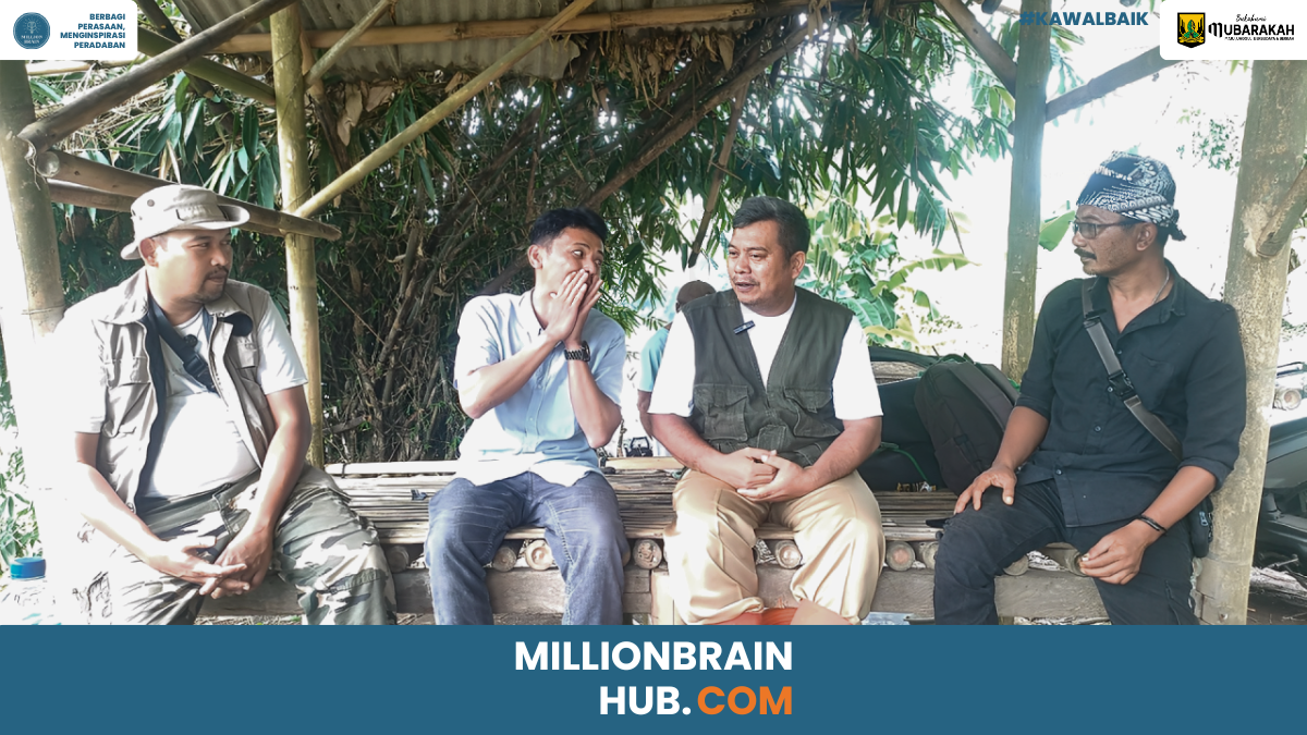 Ence Rohendi, Asep Kamho dan Rendy (Kades, Ketua Tim Pembangunan dan Warga Desa Padabeunghar)