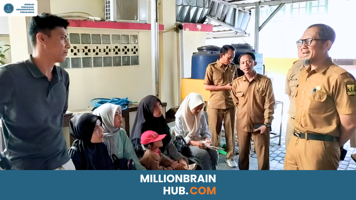 Kepala DInas Dukcapil Kab Sukabumi ( Amir Hamzah, S.Sos., M.Si. ) bersama jajaran menemani melihat pelayanan dasar di dinasnya