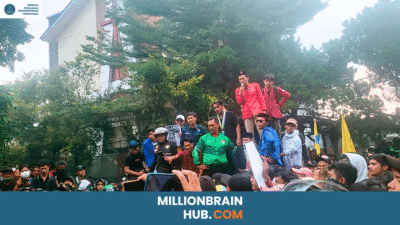 Gabungan Mahasiswa, Elemen Masyarakat serta Ojol Melakukan Aksi Unjuk Rasa depan gedung DPRD Kota Sukabumi