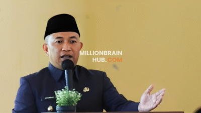 Wakil Bupati Sukabumi, Andreas, S.E memberi sambutan pada acara pelantikan kepala sekolah se-Kabupaten Sukabumi