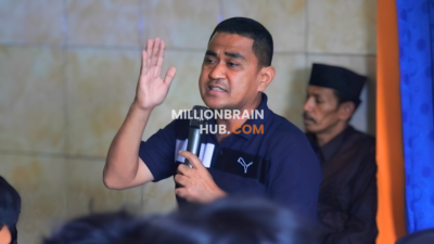 Camat Kecamatan Cibadak, Mulyadi Tengah Memberi Motvasi di depan pelajar