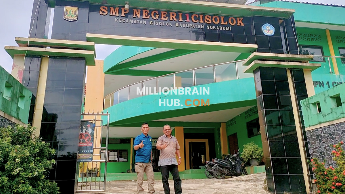 Kep[ala Sekolah dan HRD SMPN 1 Cisolok, Dadi Sugandi dan Yanto Suryahadianto