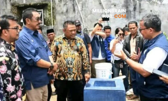 Ketua DPRD Kabupaten Sukabumi Budi Azhar Mutawali bersama Bupati Sukabumi Asep Japar meresmikan Instalasi Reaktor Biogas dan Rumah Pengering Bertenaga Surya (Solar Dryer House) di Kampung Cihurang, Desa Cidadap, Kecamatan Simpenan, Kamis (12/2/2026).