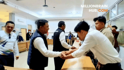 Memberikan ucapan: Bupati dan Wakil Bupati Sukabumi kepada calon mahasiswa program beasiswa Bupati. |Foto:istimewa