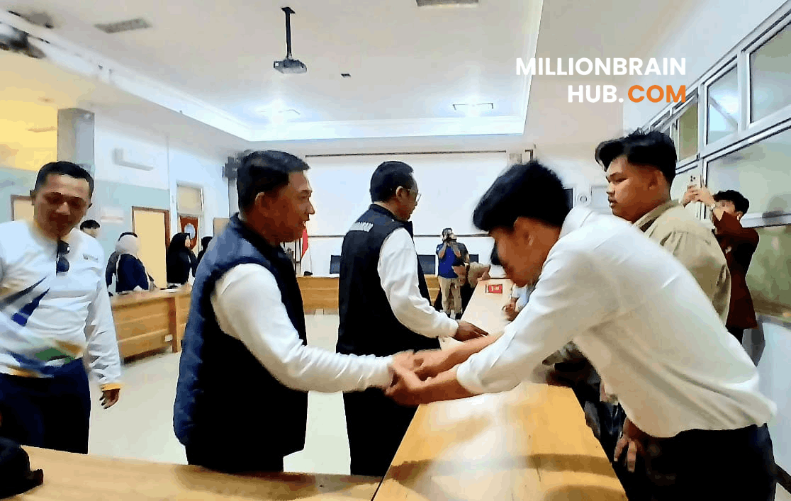 Memberikan ucapan: Bupati dan Wakil Bupati Sukabumi kepada calon mahasiswa program beasiswa Bupati. |Foto:istimewa