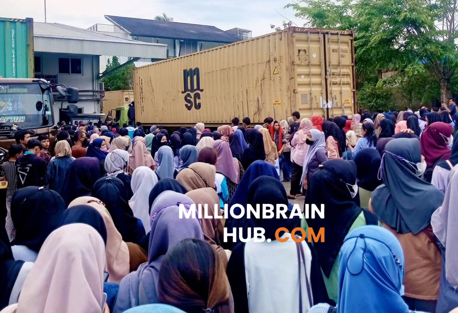 Ratusan buruh PT Muara Tunggal di Kecamatan Cibadak, Kabupaten Sukabumi, menggelar aksi unjuk rasa pada Kamis (19/2/2026). |Foto: