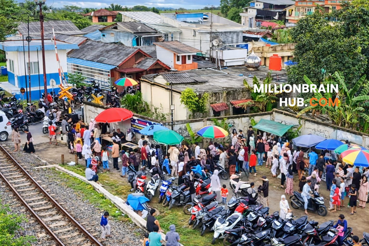 Ramai dikunjungi warga ngabuburit di pertigaan jalan kereta Kampung Karang Sirna, Desa Nanggerang, Kecamatan Cicurug, Kabupaten Sukabumi. |Foto: istimewa