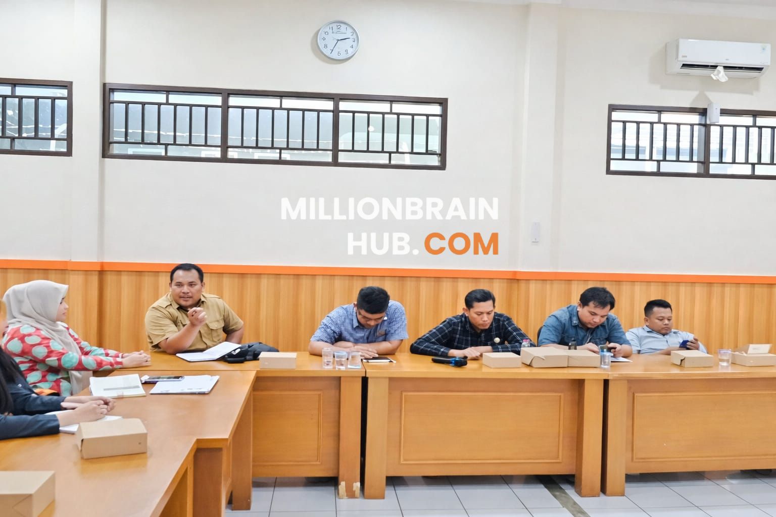 Rapat Kerja pengawasan Komisi IV DPRD Kabupaten Sukabumi bersama Dinas Tenaga Kerja dan Transmigrasi Kabupaten Sukabumi di aula BPR Sukabumi, Kamis (5/2/2026). |Foto: Disnakertrans