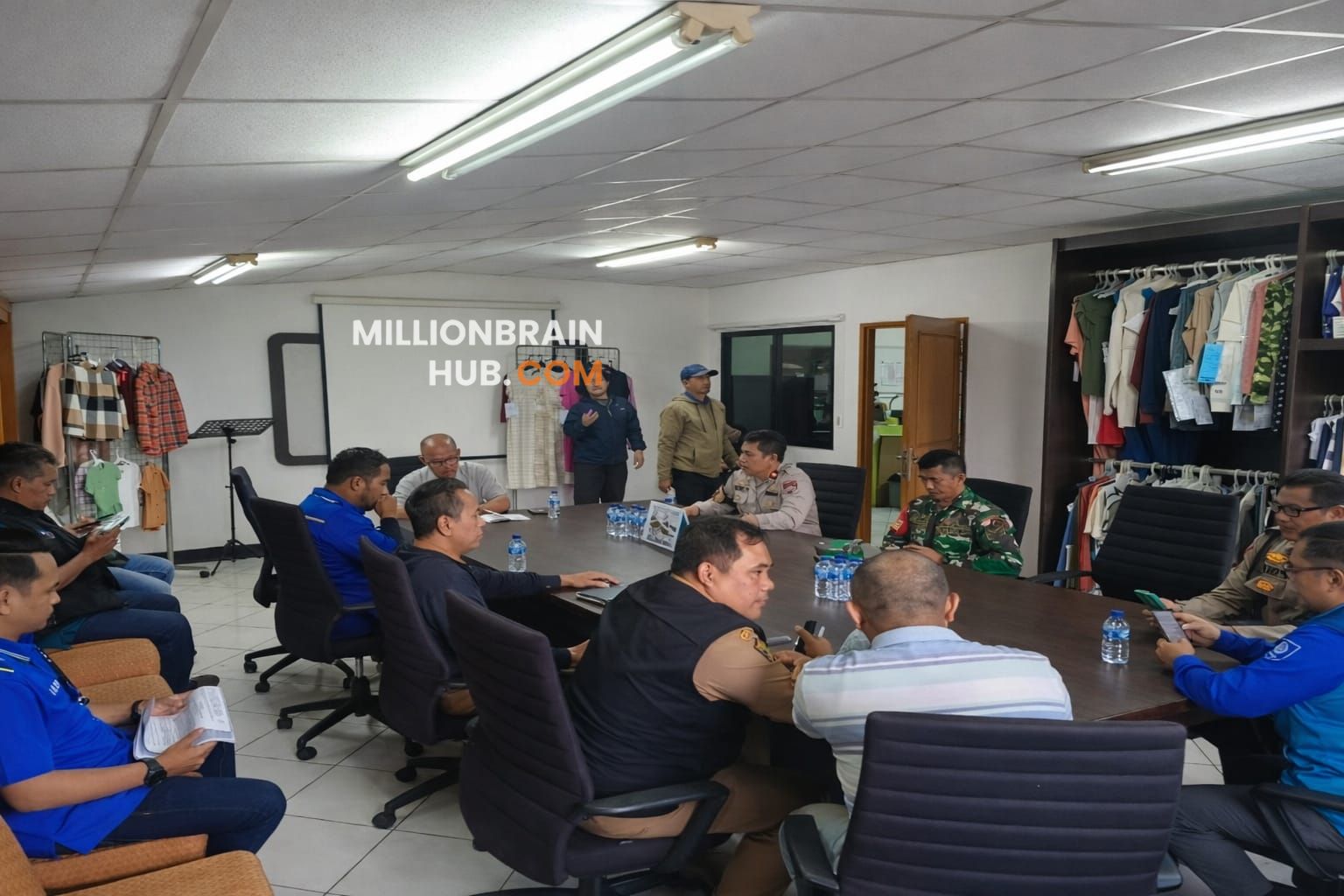 Pertemuan antara serikat pekerja dan manajemen PT Younghyun Star. |Foto: Disnakertrans