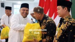Ketua DPRD Kabupaten Sukabumi, Budi Azhar Mutawali, menyerahkan bantuan sembako kepada warga kurang mampu di Kecamatan Kadudampit. |Foto: Asoka
