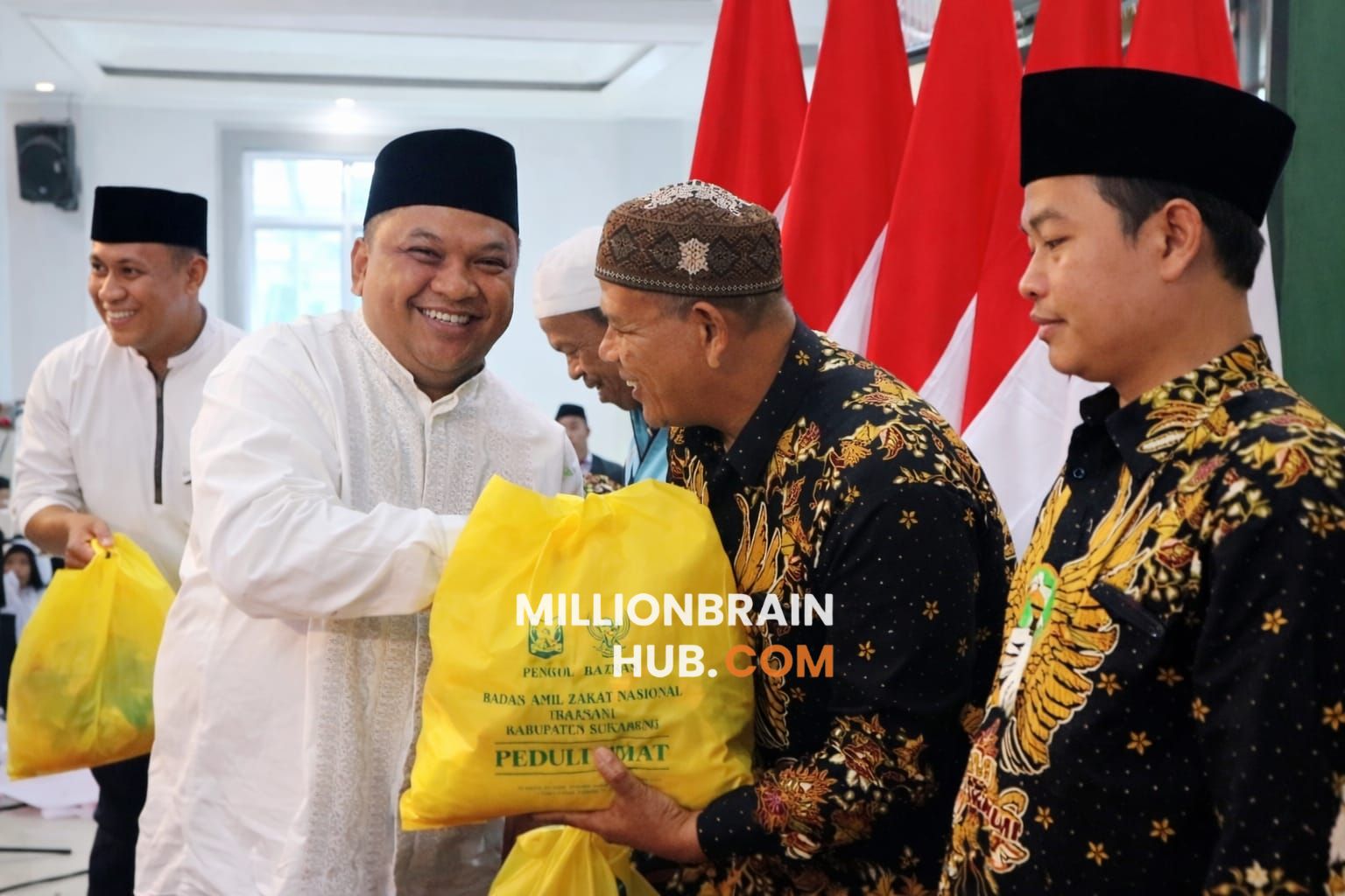 Ketua DPRD Kabupaten Sukabumi, Budi Azhar Mutawali, menyerahkan bantuan sembako kepada warga kurang mampu di Kecamatan Kadudampit. |Foto: Asoka