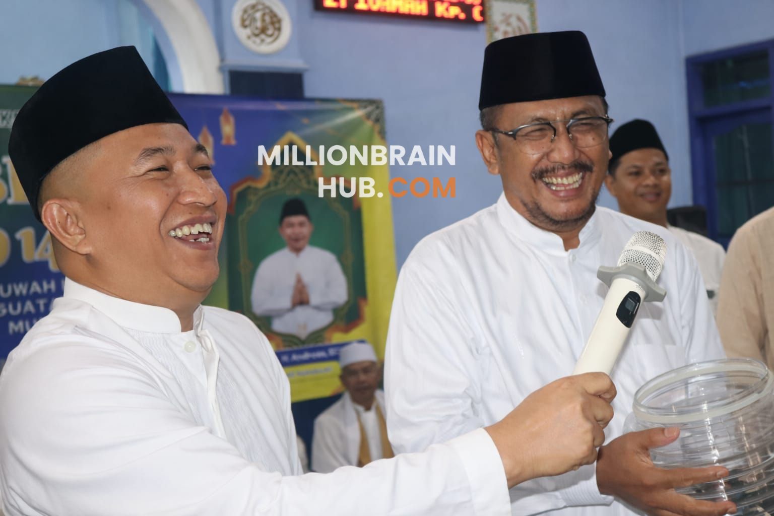 Bupati dan Wakil Bupati Sukabumi Asep Japar - Andreas menyampaikan kabar dalam Muhibah Ramadan ketiga di Masjid Jami Baiturrahmah, Kampung Cimahi, Desa Cibolangkaler, Kecamatan Cisaat, Jumat (27/2/2026). |Foto: Asoka