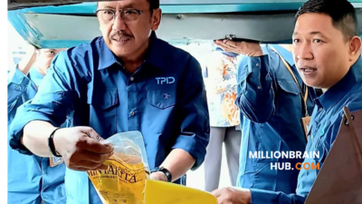 Bupati dan Wakil Bupati Sukabumi melakukan pengecekan sembako saat lounching mobil Sabumi di Pendopo Sukabumi, Jumat (13/2/2026). |Foto: Ade Asoka