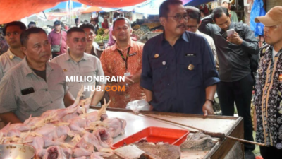 Bupati Sukabumi Asep Japar saat melakukan sidak ke Pasar Palabuhanratu. |Foto: istimewa