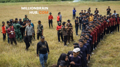 Bersih bersih, gotong royong yang melibatkan instansi desa, Forkopimcam, hingga warga masyarakat. |Foto: istimewa