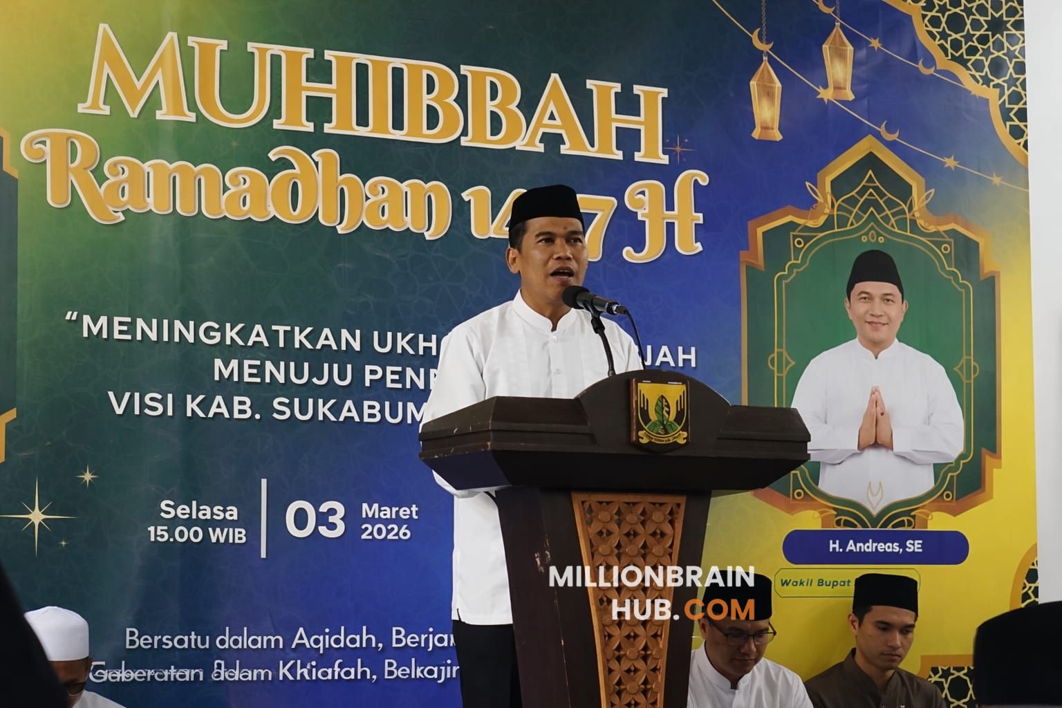 Camat Simpenan, Supendi, saat menyuarakan keinginan masyarakat di Masjid Besar Al-Misbahul Huda Kampung Selakopi, Desa Cidadap, Kecamatan Simpenan. |Foto: Istimewa