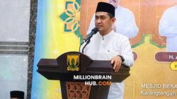 Camat Cibadak, Mulyadi, menyampaikan sambutan saat Muhibah Ramadhan 1447 H di Masjid Besar As-Salam, Karangtengah, Selasa (5/3/2026). |Foto: Asoka
