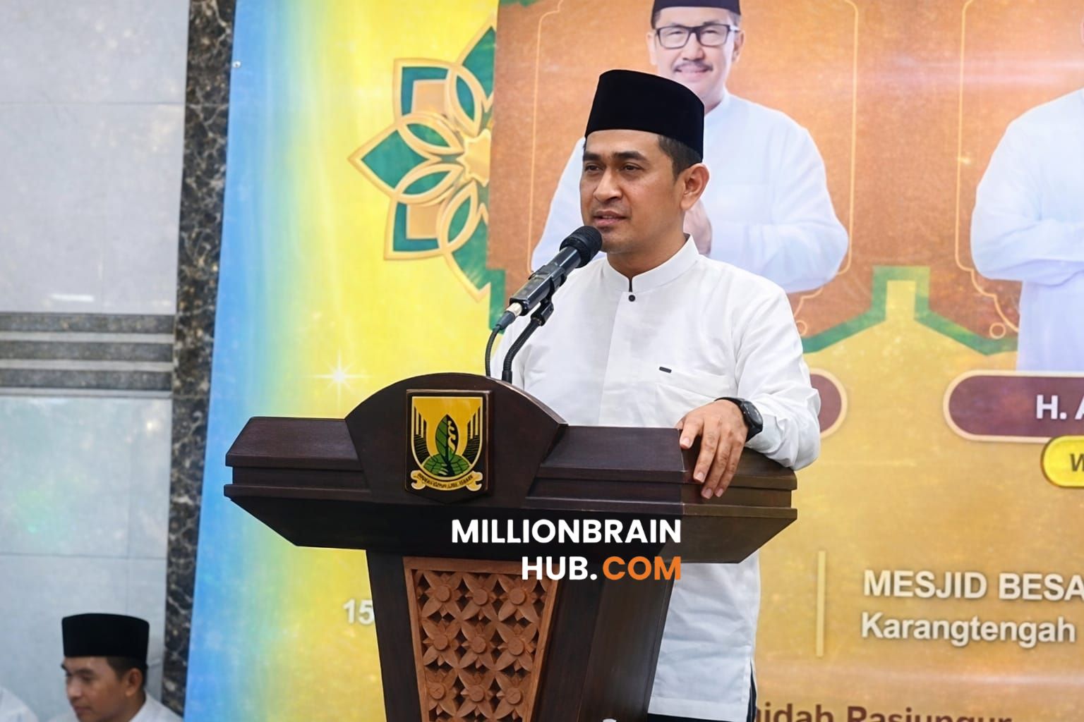 Camat Cibadak, Mulyadi, menyampaikan sambutan saat Muhibah Ramadhan 1447 H di Masjid Besar As-Salam, Karangtengah, Selasa (5/3/2026). |Foto: Asoka