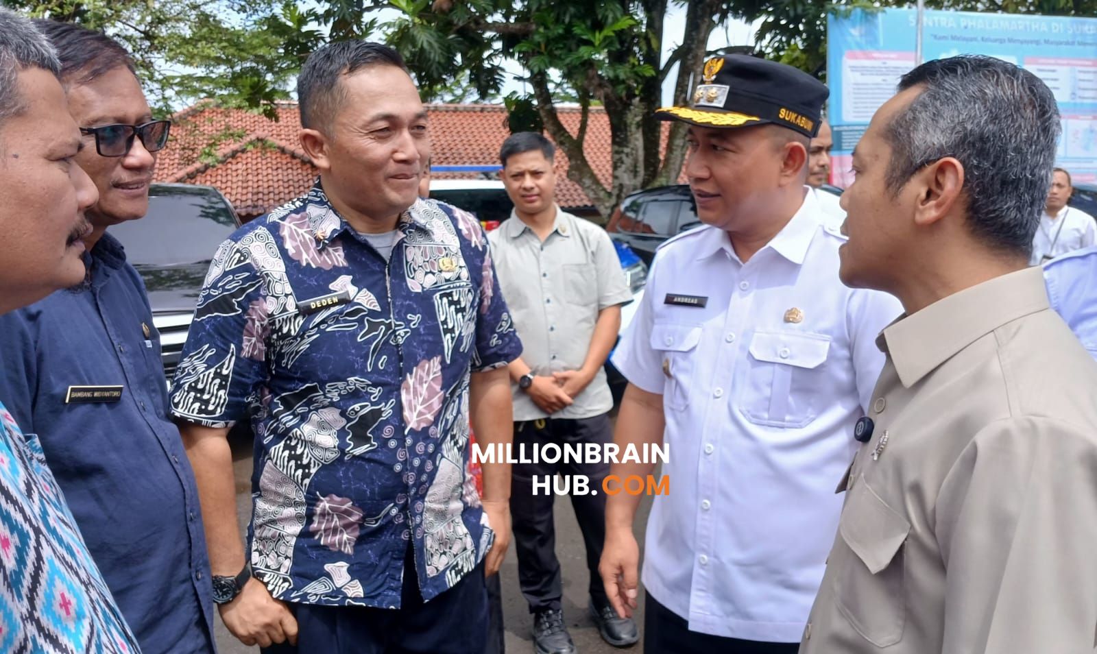 Kepala Dinas Pendidikan Kabupaten Sukabumi, Deden Sumpena, bersama Wakil Bupati Sukabumi Andreas mendampingi kunjungan kerja Wakil Menteri Fajar Riza Ul Haq ke Sekolah Rakyat Menengah Pertama 7 Sukabumi, Kamis (6/3/2026).|Foto: Asoka