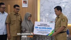 Santunan Jaminan Kematian dari BPJS Ketenagakerjaan sebesar Rp42.000.000 diserahkan kepada pihak keluarga. |Foto: Dispar