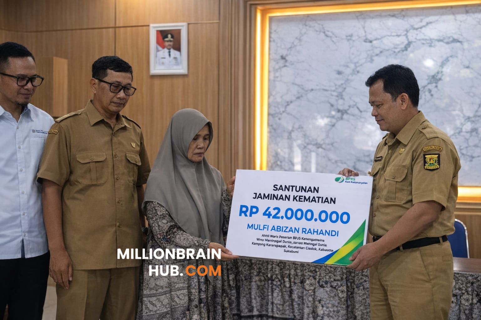 Santunan Jaminan Kematian dari BPJS Ketenagakerjaan sebesar Rp42.000.000 diserahkan kepada pihak keluarga. |Foto: Dispar