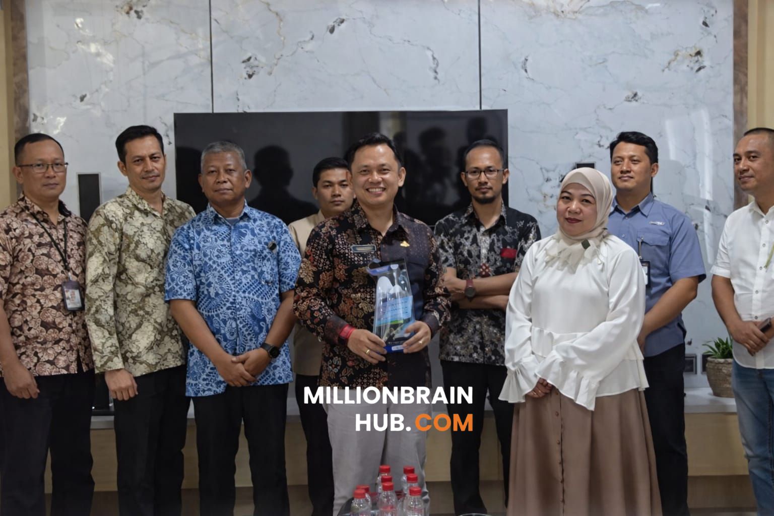 Foto bersama jajaran Dinas Pariwisata Kabupaten Sukabumi dengan anggota DPRD Provinsi Jawa Barat, Lina Ruslinawati. |Foto: dispar