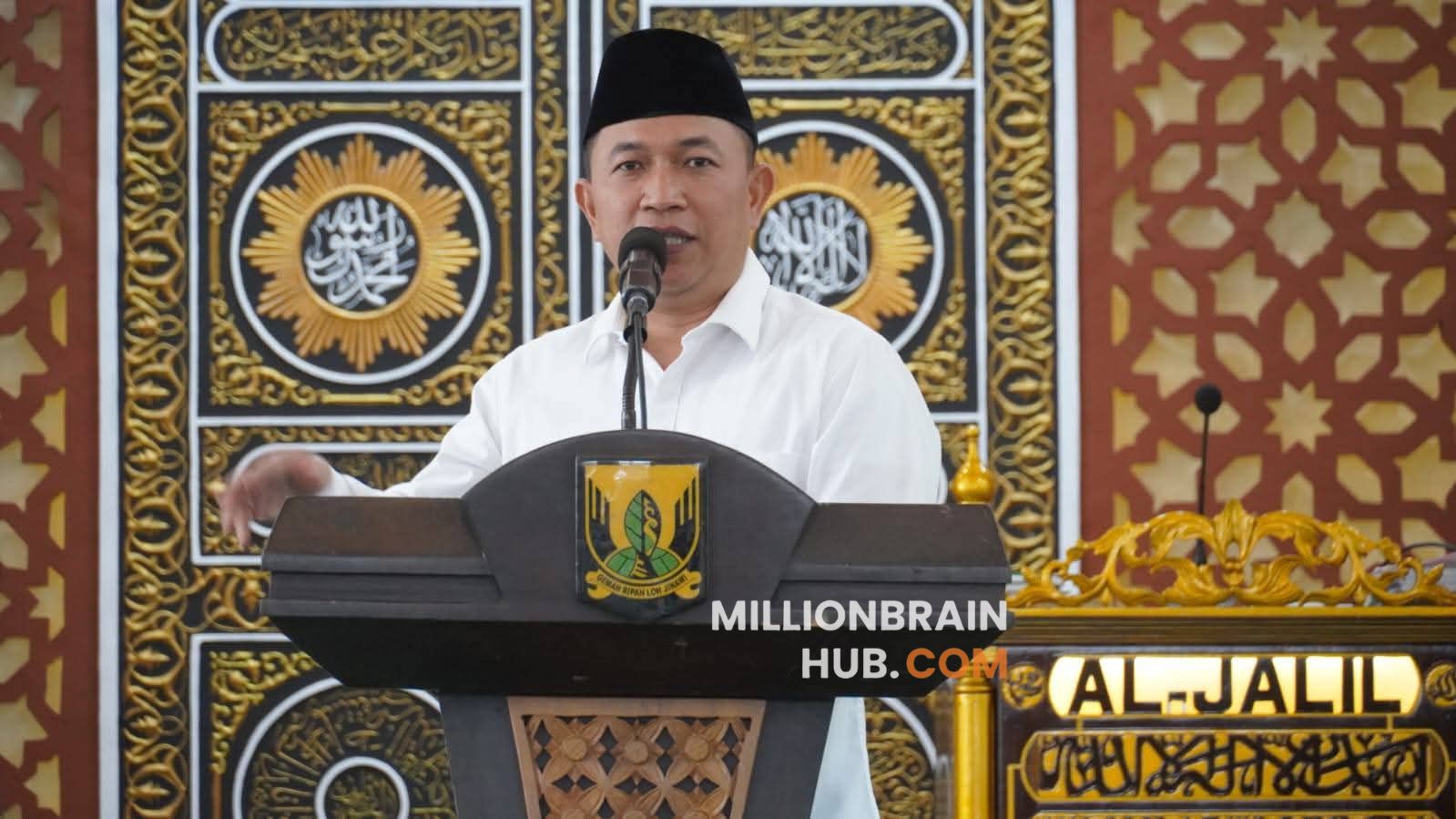 Wakil Bupati Sukabumi, H. Andreas, SE, saat sambutan muhibah Ramadan di Masjid Besar Al Jalil, Kecamatan Surade, Selasa (10/3/2026). |Foto: dokpim