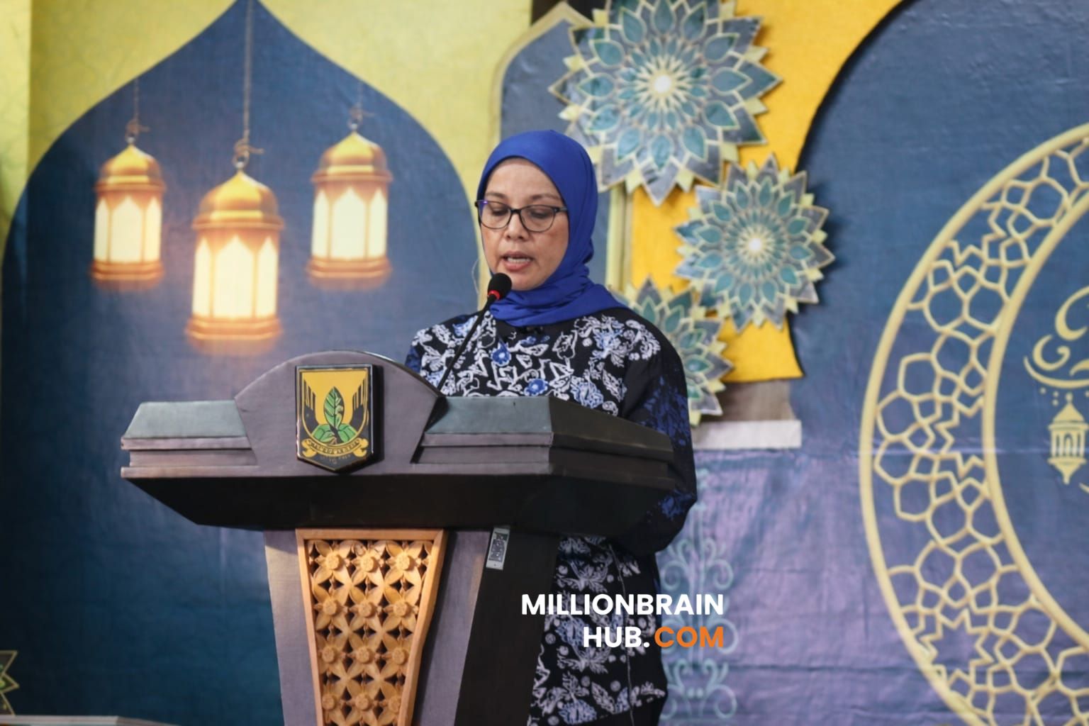 Sambutan Kepala DKUKM Kabupaten Sukabumi, Hj. Sri Hastuty Harahap, saat penutupan Bazar Culinary Ramadhan 1447 Hijriah di Lapang STISIP Widyapuri Mandiri, Komplek Gelanggang Cisaat, Kabupaten Sukabumi. |Foto: Asoka