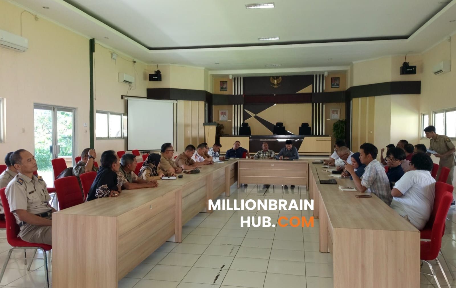 Rapat koordinasi Komisi 1 DPRD Kabupaten Sukabumi dengan pengembang Tol Bocimi sesi 3, PT Transjabar, di Aula Kecamatan Nagrak, Selasa (10/3/2026).|Foto: Asep