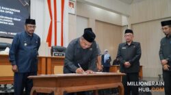 Ketua DPRD Kabupaten Sukabumi, Budi Azhar Mutawali, saat menandatangani dua raperda saat rapat paripurna di gedung DPRD Kabupaten Sukabumi. |Dok.Setwan