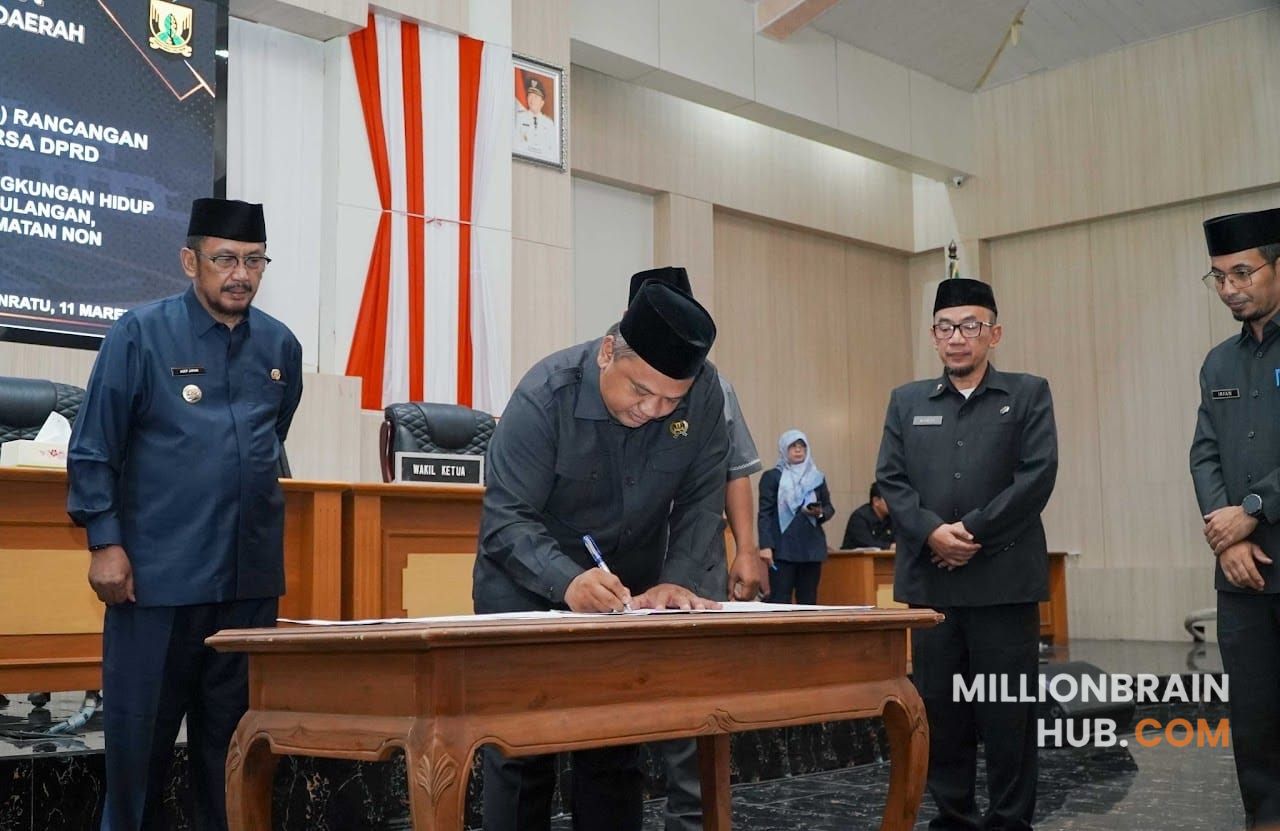 Ketua DPRD Kabupaten Sukabumi, Budi Azhar Mutawali, saat menandatangani dua raperda saat rapat paripurna di gedung DPRD Kabupaten Sukabumi. |Dok.Setwan