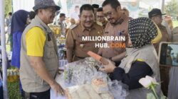 Kepala Disdagin Dani Tarsoni bersama Bupati Asep Japar saat Bazar Murah Ramadhan di Lapang Bojong Cikembar, Kabupaten Sukabumi, Selasa (10/3/2026). |Foto: Dokpim