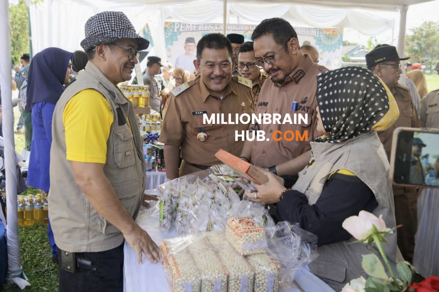 Kepala Disdagin Dani Tarsoni bersama Bupati Asep Japar saat Bazar Murah Ramadhan di Lapang Bojong Cikembar, Kabupaten Sukabumi, Selasa (10/3/2026). |Foto: Dokpim