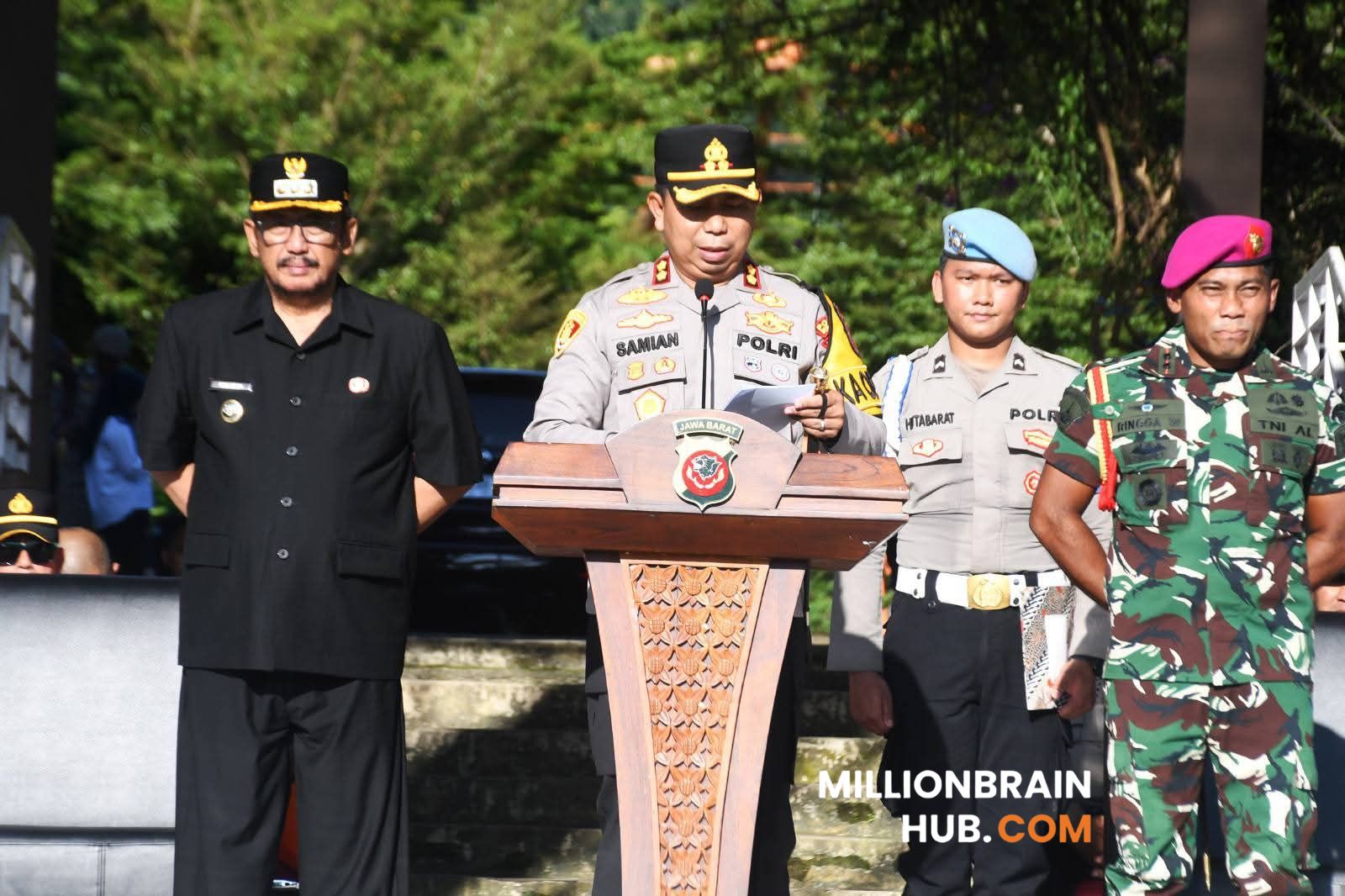 Kapolres Sukabumi, AKBP Samian, saat Apel Gelar Pasukan Operasi Kepolisian Terpusat Ketupat Lodaya 2026 dalam rangka pengamanan perayaan Idulfitri 1447 Hijriah di Lapangan Cangehgar, Kamis (12/3/2026). |Foto: dokpim