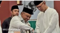 Ketua DPRD Kabupaten Sukabumi, Budi Azhar Mutawali saat memberikan hadiah umroh kepada imam masjid dan guru ngaji di wilayah kecamatan Sagaranten. |Foto: dokpim