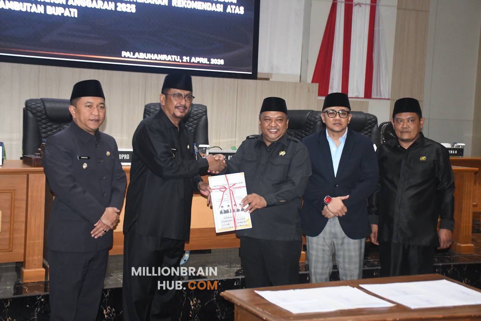 Penyerahan rekomendasi Laporan Keterangan Pertanggungjawaban (LKPJ) Tahun Anggaran 2025 kepada pemerintah daerah, dalam rapat paripurna di Gedung DPRD, Selasa (21/4/2026). |Foto: ist