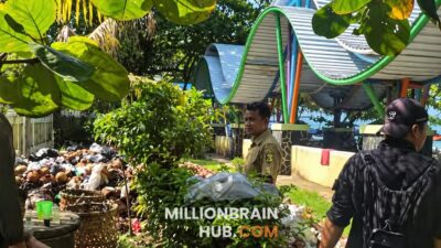 Kepala Dinas Pariwisata Kabupaten Sukabumi Ali Iskandar saat meninjau Ruang Terbuka Hijau (RTH) di pantai Citepus, Selasa (28/4/2026). |Foto: ist