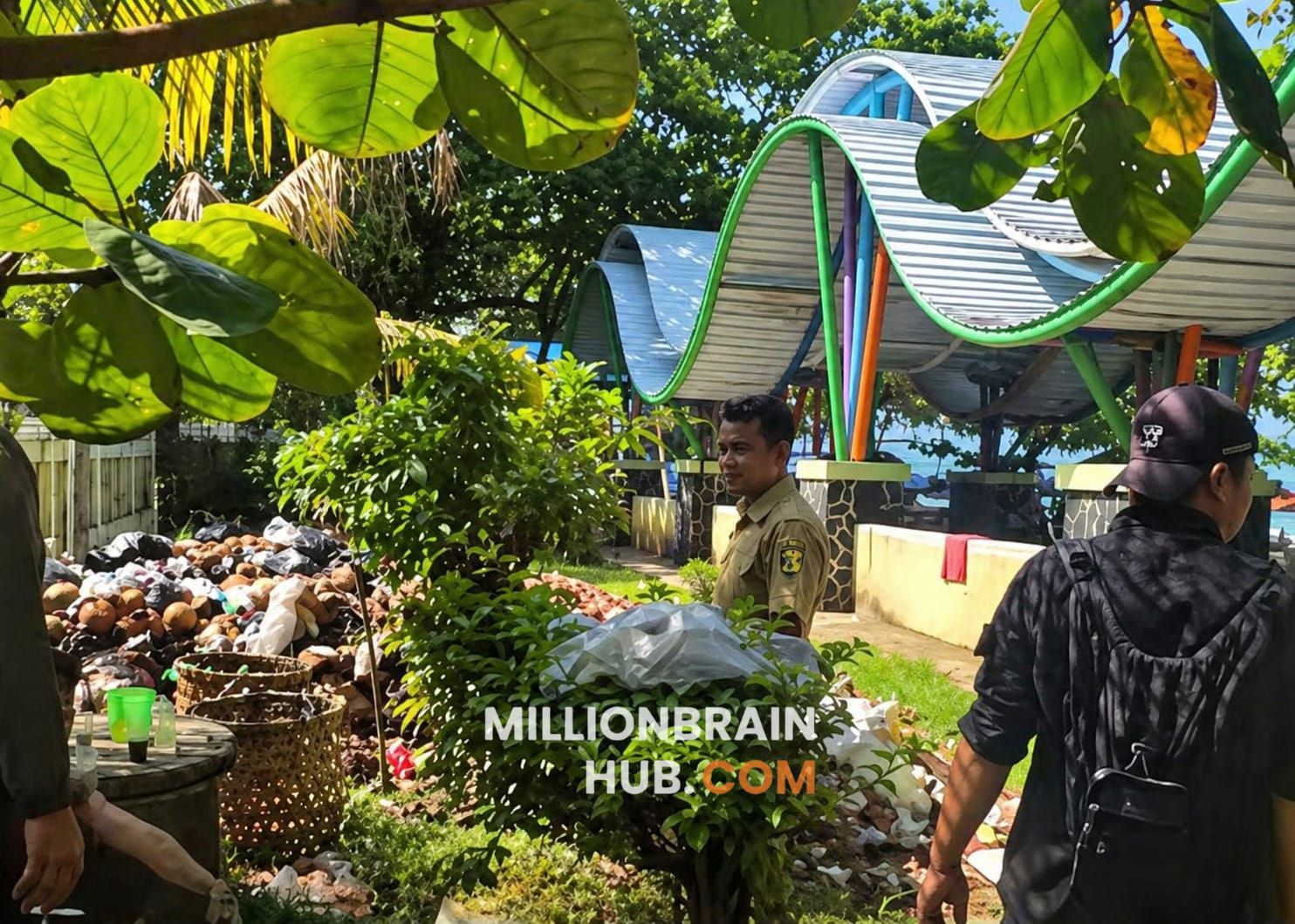 Kepala Dinas Pariwisata Kabupaten Sukabumi Ali Iskandar saat meninjau Ruang Terbuka Hijau (RTH) di pantai Citepus, Selasa (28/4/2026). |Foto: ist