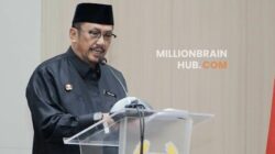 Bupati Sukabumi, Asep Japar, saat memaparkan capaian indikator makro pembangunan dalam LKPJ Akhir Tahun 2025 di rapat paripurna DPRD Kabupaten Sukabumi, Selasa (31/3/2026). |Foto: Dokpim