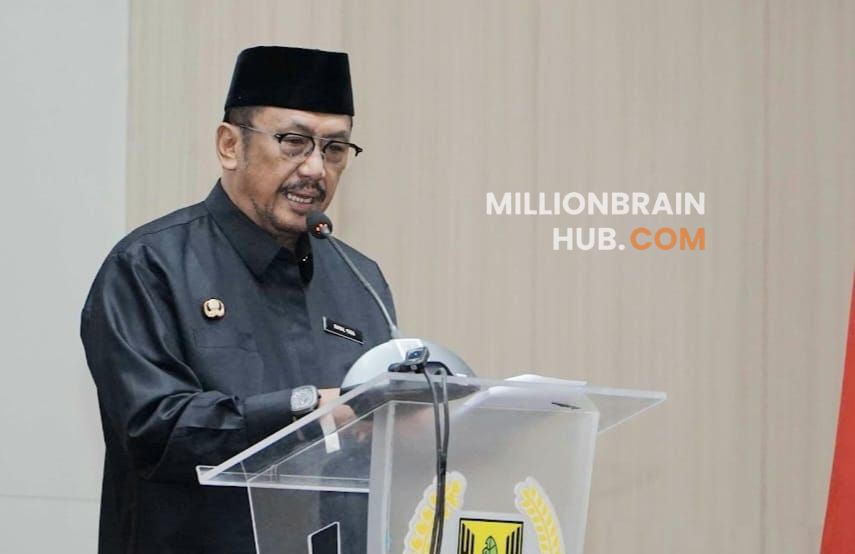 Bupati Sukabumi, Asep Japar, saat memaparkan capaian indikator makro pembangunan dalam LKPJ Akhir Tahun 2025 di rapat paripurna DPRD Kabupaten Sukabumi, Selasa (31/3/2026). |Foto: Dokpim