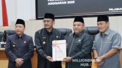Ketua DPRD Kabupaten Sukabumi, Budi Azhar Mutawali saat menyampaikan dokumen hasil reses kesatu tahun 2026 di paripurna DPRD, Selasa (31/3/2026). |Foto: Dok.setwan