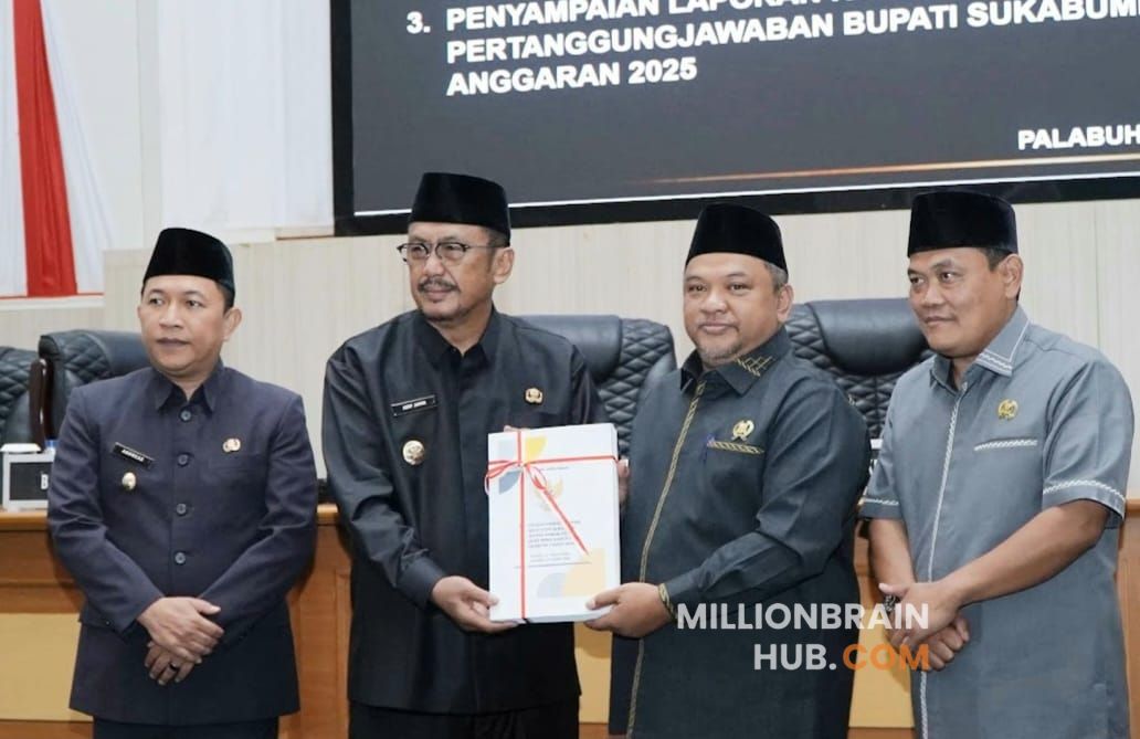 Ketua DPRD Kabupaten Sukabumi, Budi Azhar Mutawali saat menyampaikan dokumen hasil reses kesatu tahun 2026 di paripurna DPRD, Selasa (31/3/2026). |Foto: Dok.setwan