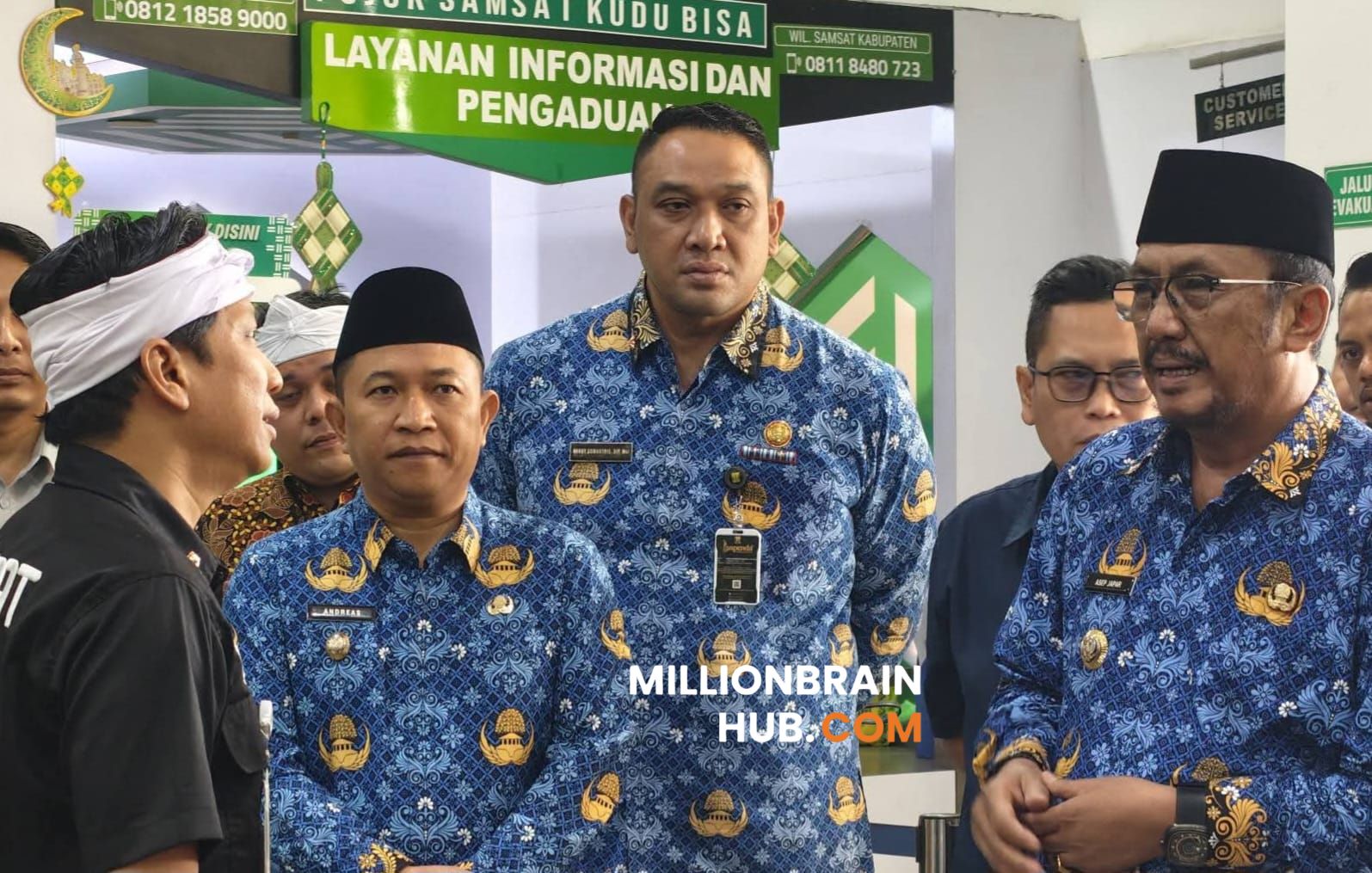 Asep Japar saat meninjau pelayanan di Samsat Cibadak, Jumat (17/04/2026). |Foto: ist
