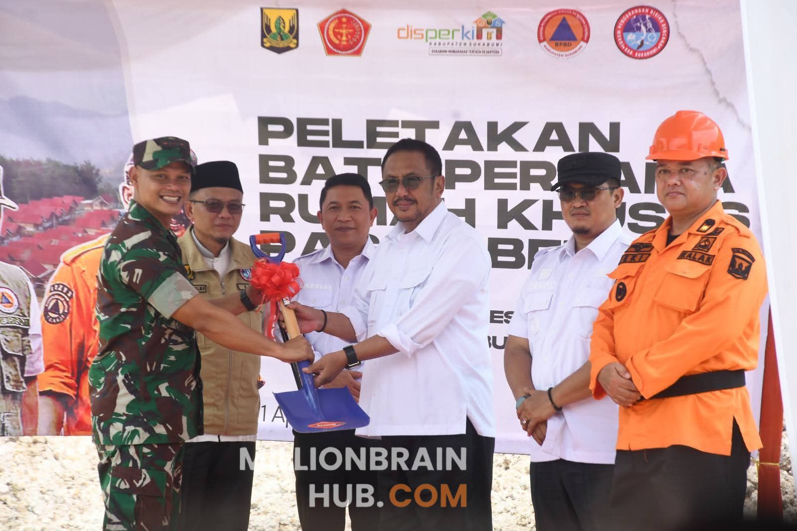 Penyerahan mandat kerja dari Pemkab Sukabumi oleh Bupati Sukabumi Asep Japar kepada TNI di terima oleh Dandim 0622 Letkol Inf. Agung Ariwibowo. |Foto: dokpim