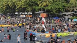 Caption: Wisatawan yang berkunjung ke pantai Palabuhanratu Sukabumi. |Foto: istimewa