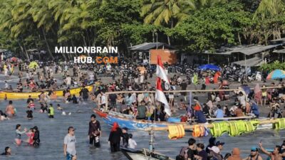 Caption: Wisatawan yang berkunjung ke pantai Palabuhanratu Sukabumi. |Foto: istimewa