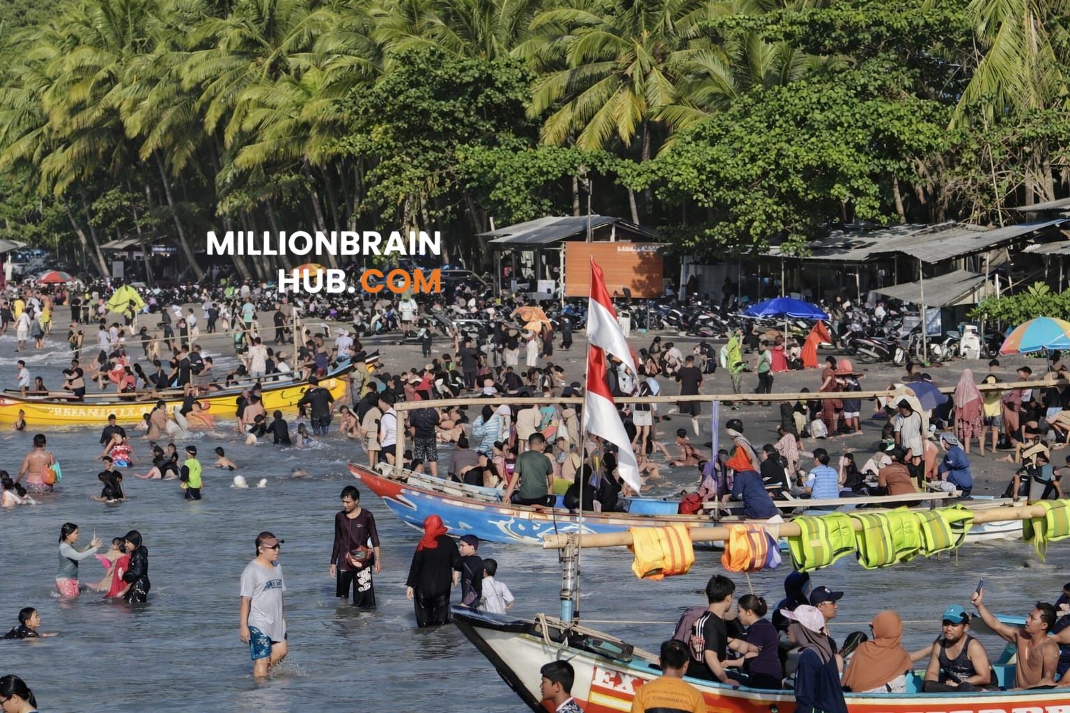 Caption: Wisatawan yang berkunjung ke pantai Palabuhanratu Sukabumi. |Foto: istimewa