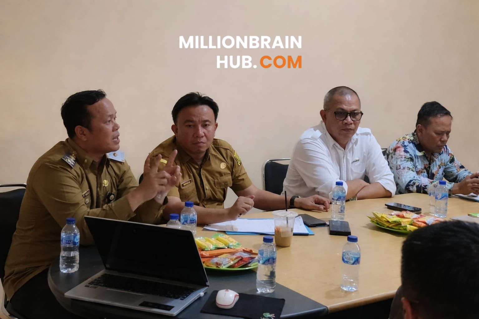 Kepala Dinas Pertanian Kabupaten Sukabumi, Aep Majmudin, saat memimpin rapat lintas sektor di UPTD Pertanian Baros, Kamis (16/4/2026). |Foto: ist
