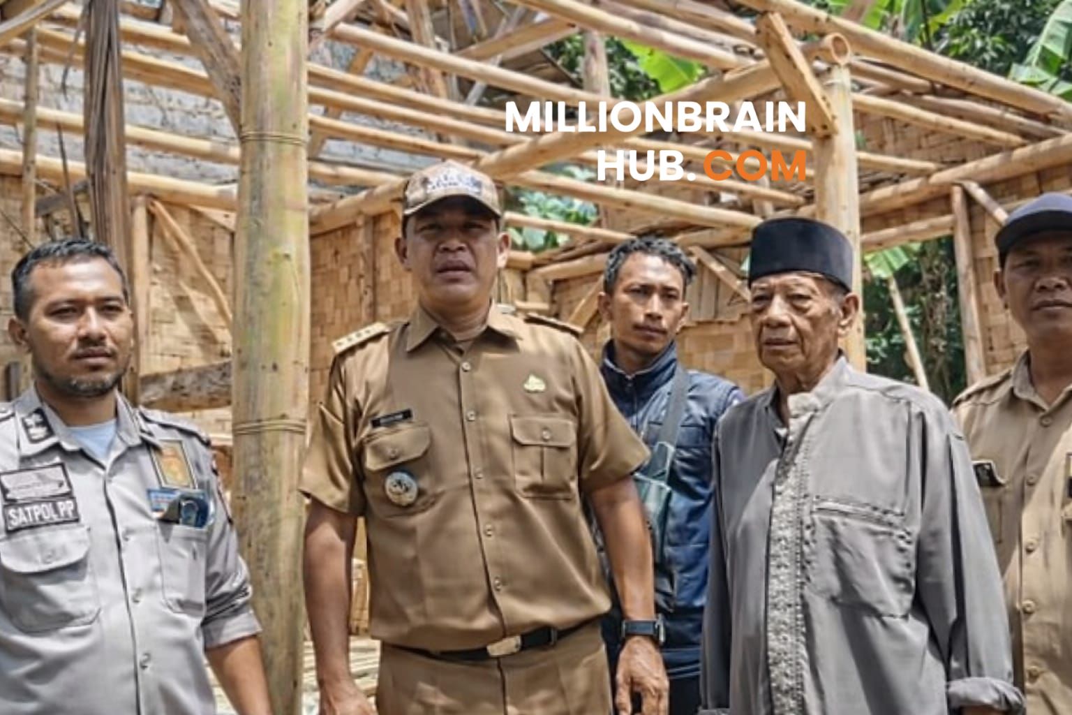 Camat Cibadak, Mulyadi saat dilokasi renovasi rumah tidak layak huni milik Abdul Rohman, warga Kampung Cimenteng, Desa Sukasirna. |Foto: istimewa